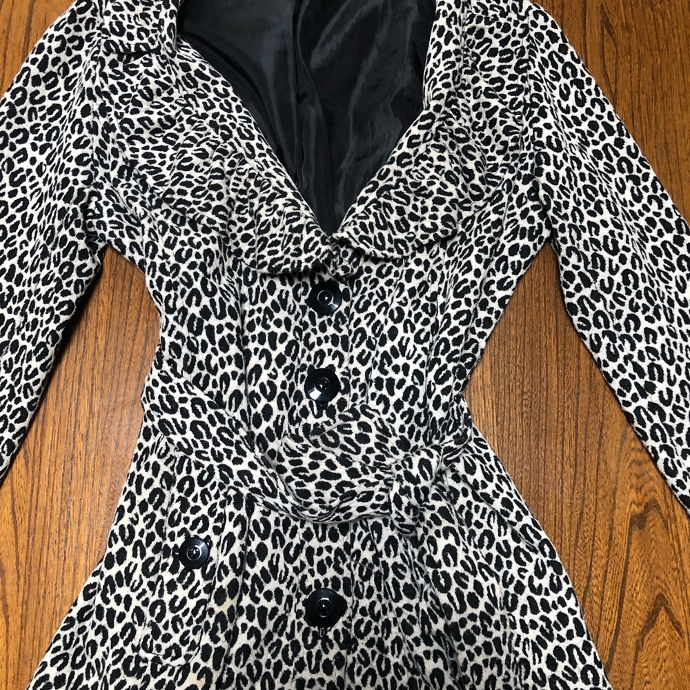 Wow adorable 🐆 print sweater jacket size M